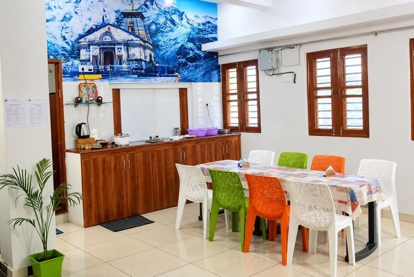Dining hall serving sattvic vegetarian food at Siddhant School of Yoga